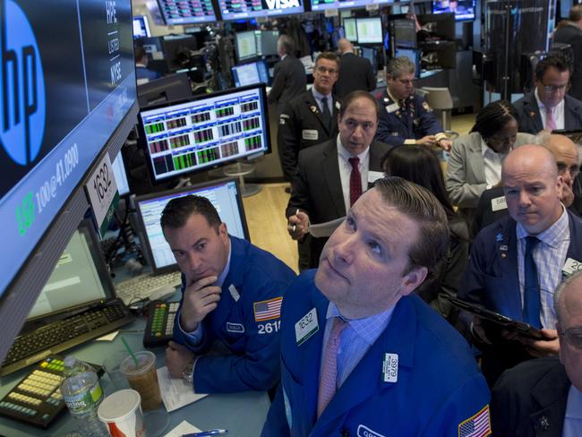Traders gather at the post that trade Hewlett-Packard on the floor of the New York Stock Exchange October 19, 2015. REUTERS/Brendan McDermid