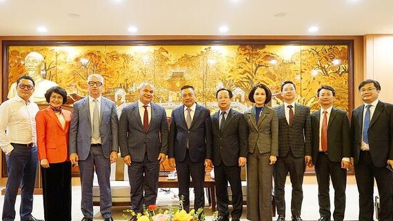 Chairman of the People’s Committee of Hanoi Tran Sy Thanh (fifth from left) and Mayor of Gold Coast Tom Tate (fourth from left) pose for a group photo with other delegates. Picture: hanoimoi.com.vn