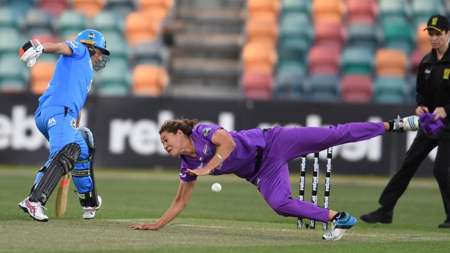 Belinda Vakarewa tries to stop the ball during the Women's Big Bash League match between against Adelaide at Blundstone Arena (Photo by Steve Bell/Getty Images)