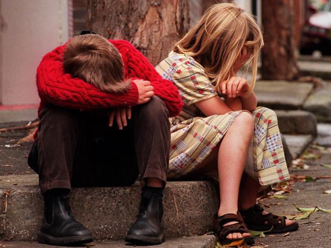 28/09/1999 PIRATE: Boy and girl sitting on kerb, in gutter, to illustrate waif, urchin, foster-home story, in Sydney 28 sept 1999. PicBob/Finlayson.  Generic NSW / Situation / Children / Poverty hopelessness sad fear Pic. Finlayson Bob