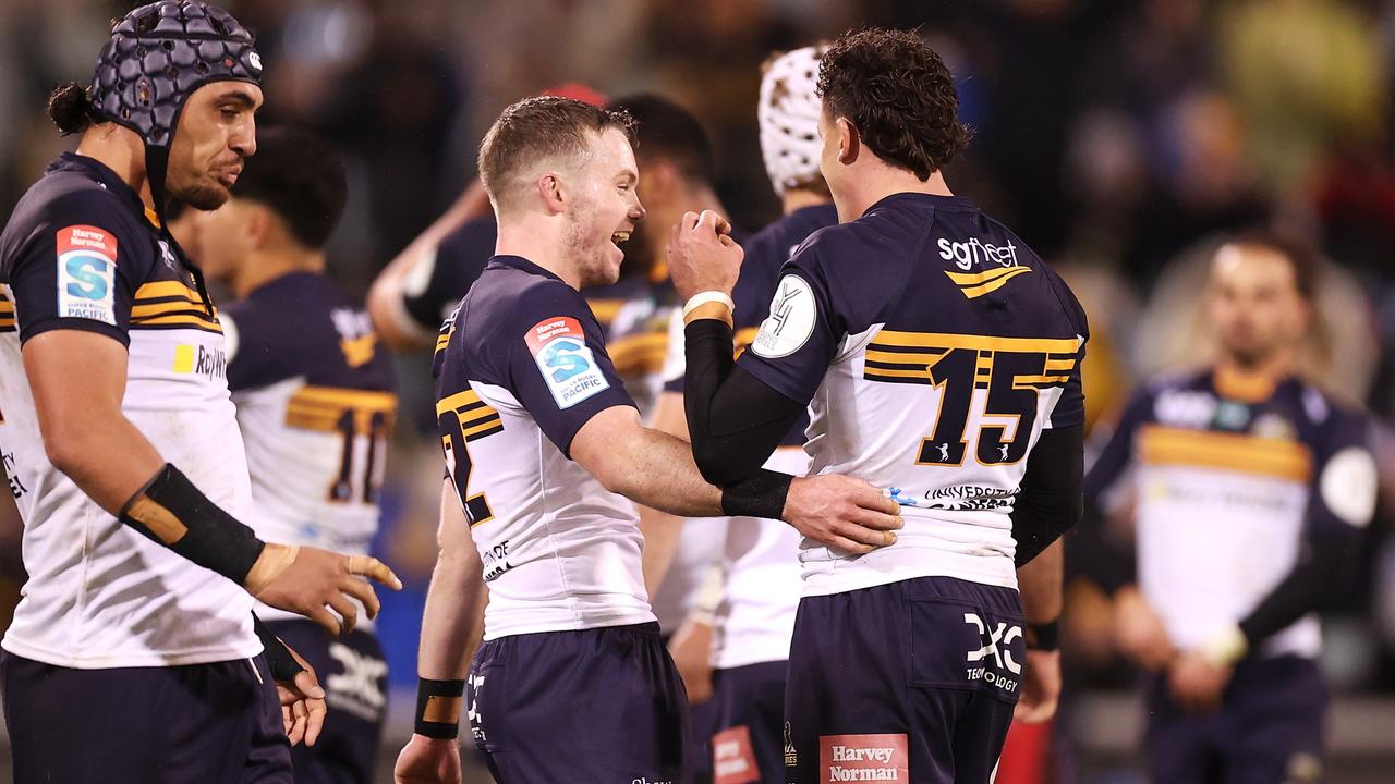 The Brumbies celebrate victory over the Hurricanes. (Photo by Mark Kolbe/Getty Images)