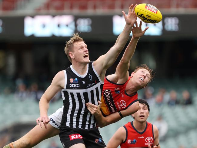 Sam Hayes of the Magpies and Kieran Strachan of the Crows contest the ball during the Round 6 SANFL match between Port Adelaide and Adelaide at Adelaide Oval in Adelaide, Saturday, May 8, 2021. (SANFL Image/David Mariuz)