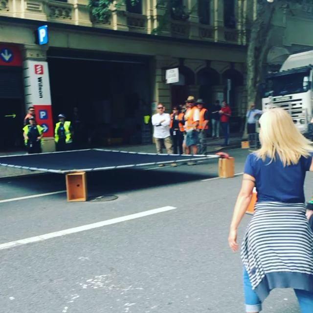 AU QLD:    Tom Hiddleston Greets Brisbane Fans on Set of Thor: Ragnarok   August 22