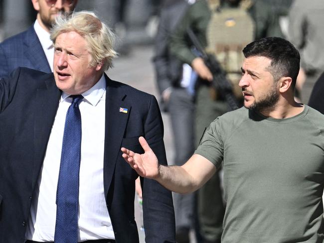 Ukrainian President Volodymyr Zelensky (R) and British Prime Minister Boris Johnson (L) walk at the Ally of Bravery on Ukraine's Independence Day on August 24, 2022, amid Russia's invasion of Ukraine. - British Prime Minister Boris Johnson was in Kyiv on Wednesday, hailing the "strong will of Ukrainians to resist" Russia's invasion, as the nation celebrates its Independence Day and marks the milestone of six months of war. (Photo by Genya SAVILOV / AFP)