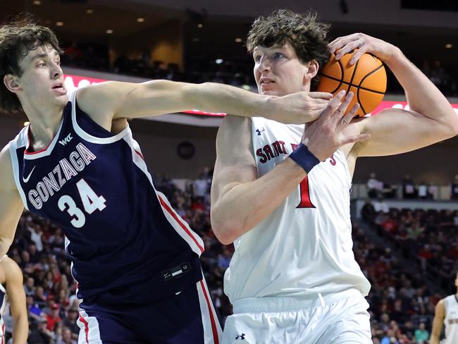 Harry Wessels (R) fights for a ball against an opponent. Photo: Ethan Miller/Getty Images.