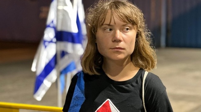 Greta Thunberg disembarks from the aid ship Madleen at Ashdod. Picture; X.