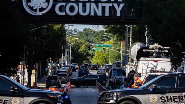 Police officers and media members surround the Lewis R. Slaton Courthouse ahead of Donald Trumps expected indictment. Picture: AFP.