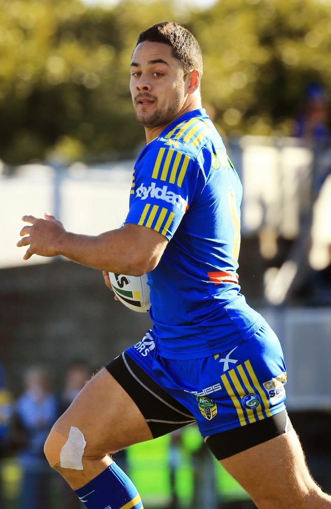 Jarryd Hayne makes a break.