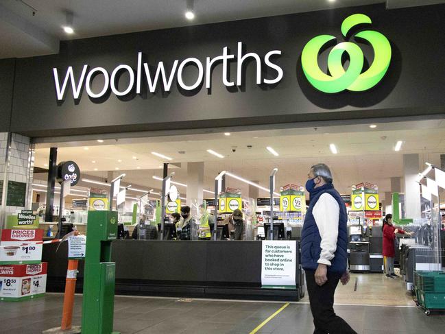 MELBOURNE, AUSTRALIA - NewsWire Photos AUGUST  31 2020: Customers at Woolworths in South Melbourne on Monday. Coles and Woolworths stores on virus alert after four supermarkets have been deep cleaned after three workers and a customer tested positive to coronavirus in Melbourne.Picture: NCA NewsWire / David Geraghty