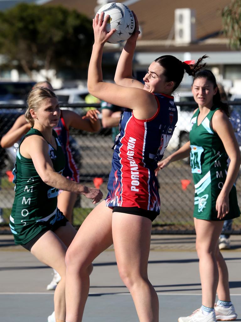 BFNL - Portarlington v Geelong Amateurs.  Portarlington Wing Attack Morgan van Leerdam. .  Picture Mike Dugdale