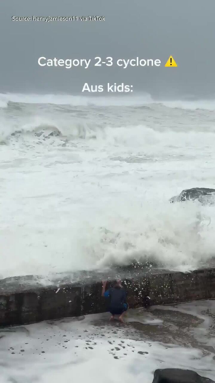 Kid gets wiped out by surf at Snapper Rocks