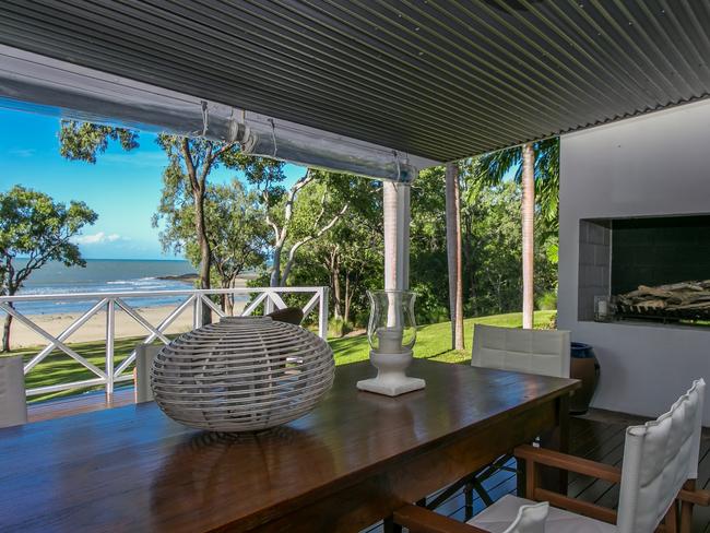 Private beachfront residence Cottonwood, 12km south of Port Douglas.