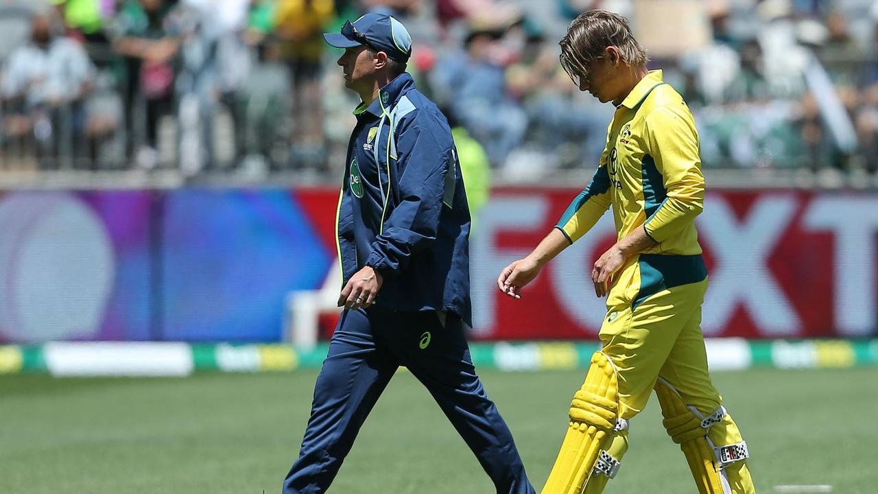 Cooper Connolly (R) makes his way off the field after being hit on the hand (Photo by David Woodley / AFP) /