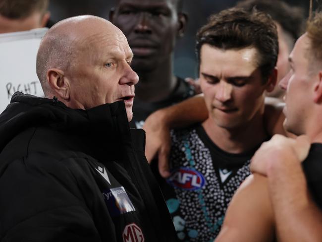 Ken Hinkley speaks to his players during their loss to Geelong.