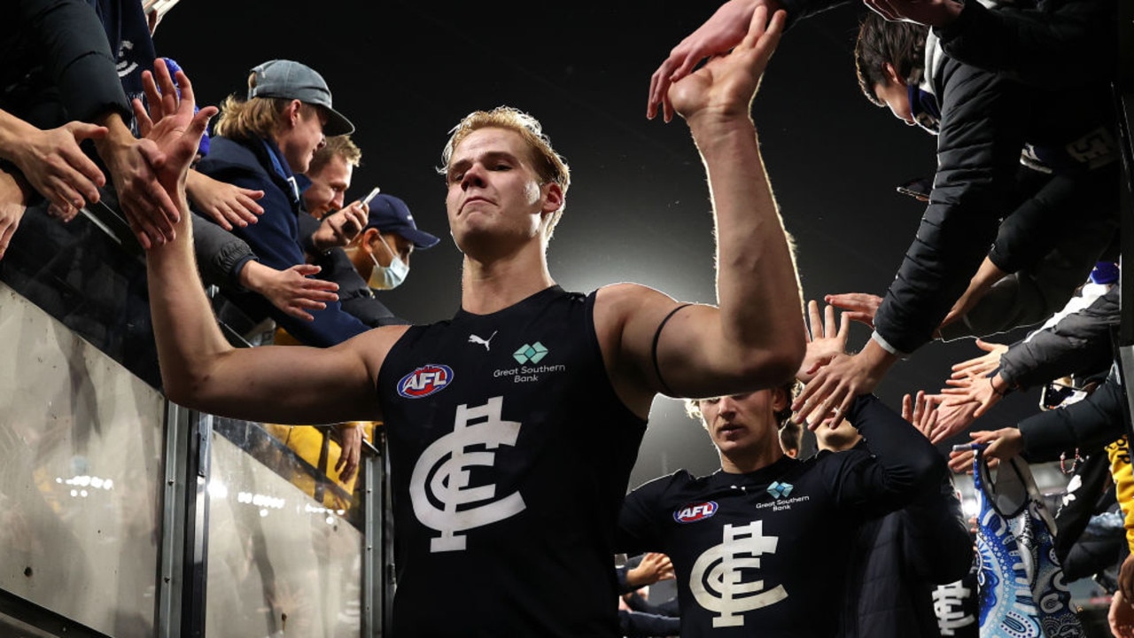 MELBOURNE, AUSTRALIA - JUNE 10: Tom De Koning of the Blues celebrates after the Blues defeated the Bombers during the round 13 AFL match between the Essendon Bombers and the Carlton Blues at Melbourne Cricket Ground on June 10, 2022 in Melbourne, Australia. (Photo by Robert Cianflone/Getty Images)