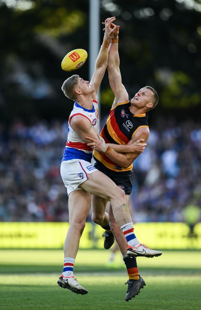 Tim English of the Bulldogs rucks against Reilly O'Brien of the Crows in Round 22. Picture: Mark Brake/Getty Images.