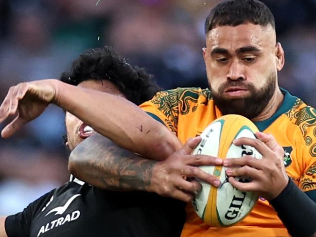 SYDNEY, AUSTRALIA - SEPTEMBER 21: Wallace Sititi of the New Zealand All Blacks competes with Lukhan Salakaia-Loto of the Australian Wallabies in the lineout during The Rugby Championship & Bledisloe Cup match between Australia Wallabies and New Zealand All Blacks at Accor Stadium on September 21, 2024 in Sydney, Australia. (Photo by Cameron Spencer/Getty Images)