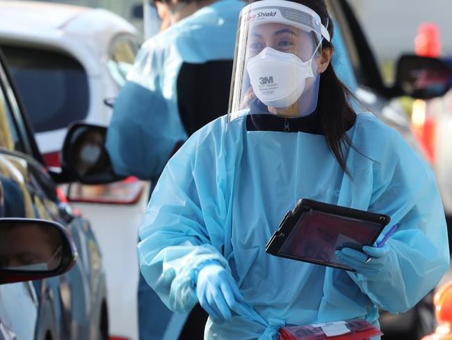 MELBOURNE, AUSTRALIA - NewsWire Photos, OCTOBER 6, 2021. Melbourne continues in a COVID-19 lockdown. People line up in their cars to be COVID tested at Albert Park. Picture: NCA NewsWire / David Crosling