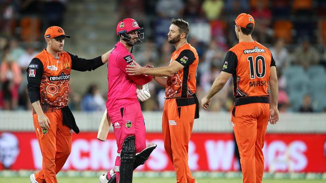 CANBERRA, AUSTRALIA – JANUARY 30: James Vince of the Sixers shows his frustration as he walks away from Andrew Tye of the Scorchers after Tye bowled wide that gave the Sixers the win and left Vince not out on 98 during the Big Bash League match between the Sydney Sixers and the Perth Scorchers at Manuka Oval, on January 30, 2021, in Canberra, Australia. (Photo by Mark Kolbe/Getty Images)