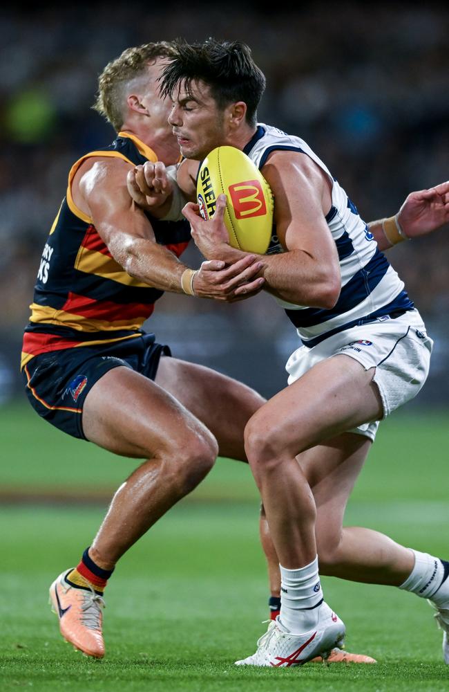 Crow Mitch Hinge tackles Oliver Henry. Picture: Mark Brake/Getty Images