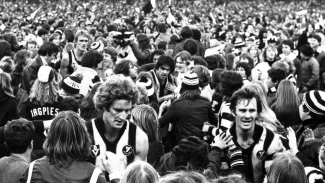 Fans swarm Collingwood players at Victoria Park in 1979. Picture: HWT