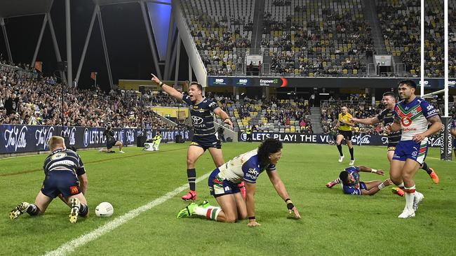 Tom Dearden scores his second try with a ruptured testicle during the round 23 NRL match against the Warriors. Photo by Ian Hitchcock/Getty Images)