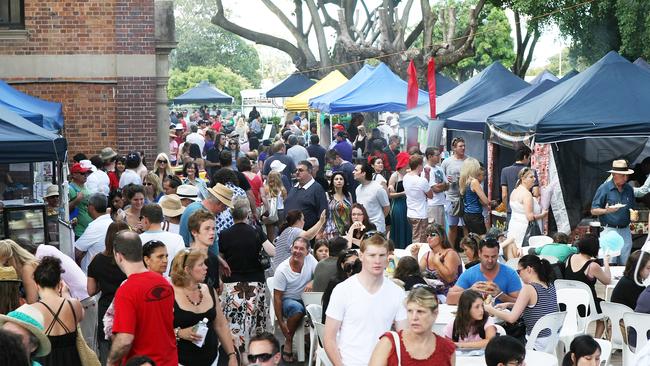 News BCM 10.4.11 Eagle Farm Markets.  Eagle Farm Markets.  Pic Peter Wallis