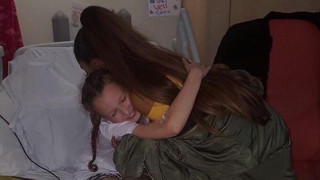 Grande visited Jaden Farrell Mann, who was a victim of the Manchester Arena bombing. Picture: Jaden Farrell Mann / Twitter @dustyblu10.