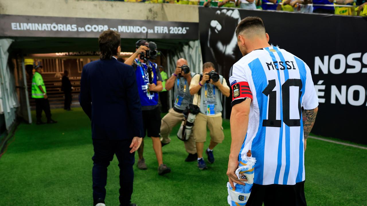 Lionel Messi leaves the pitch into the dressing room. (Photo by Buda Mendes/Getty Images)