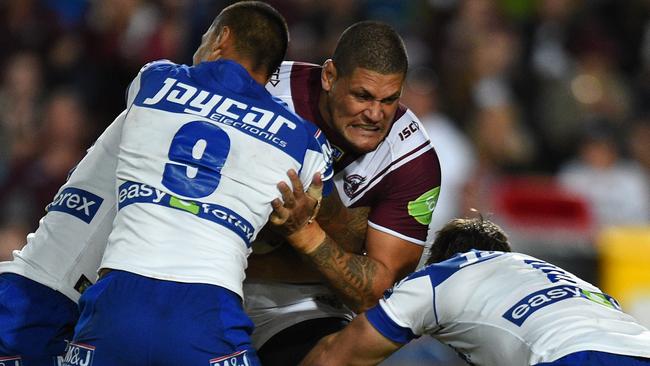 Mason (centre) played just under 300 games in the NRL at five different clubs. (AAP Image/Dan Himbrechts)