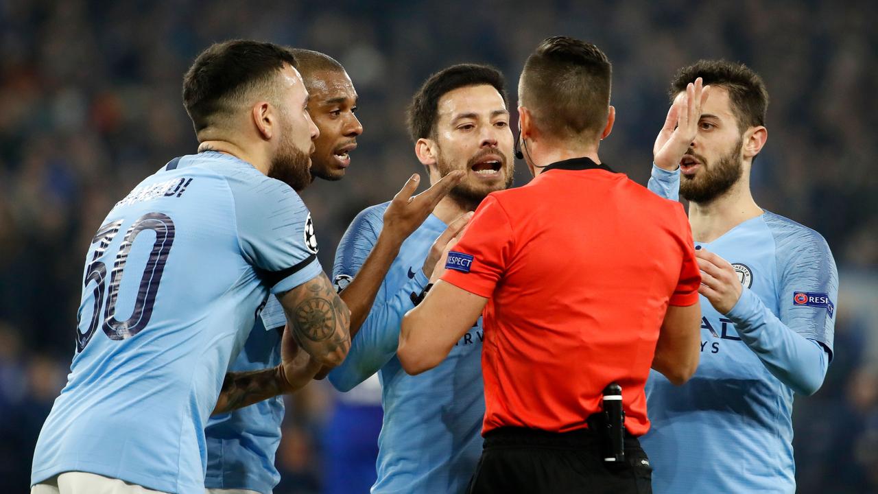 Manchester City's players argue with the referee. (Photo by Odd ANDERSEN / AFP)