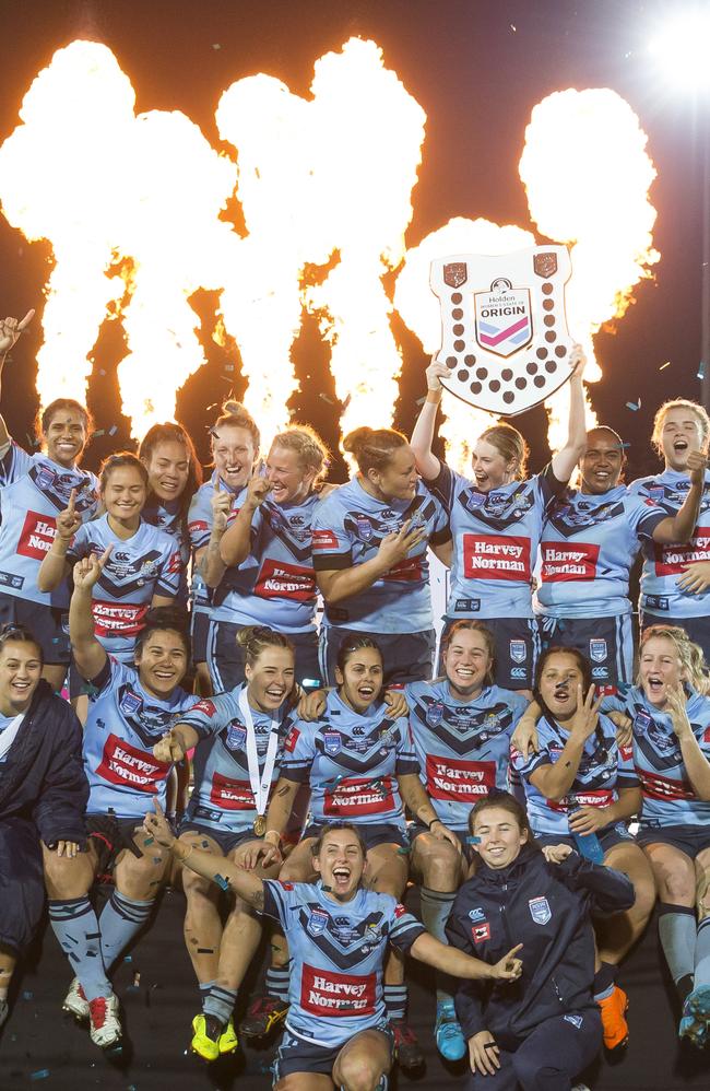 NSW Blues celebrate with the State of Origin shield. (AAP Image/Craig Golding)