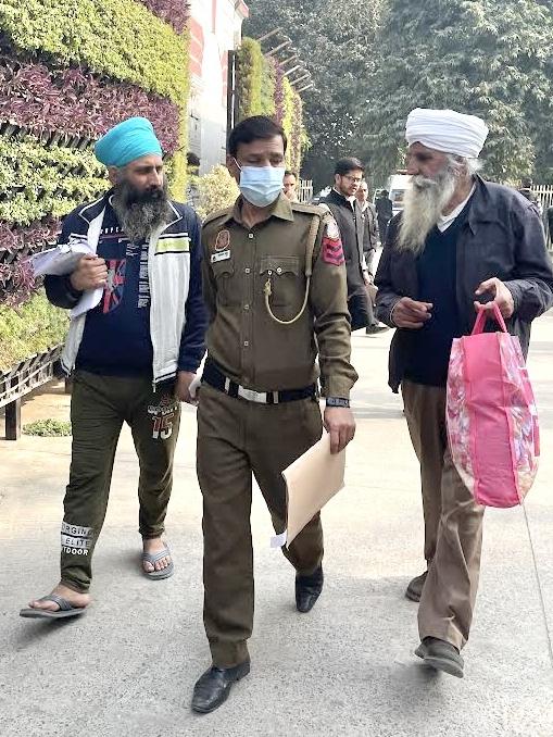 Rajwinder Singh (L) who was brought to the Patiala Court today from Tihar Jail. His father Amar Singh (R)