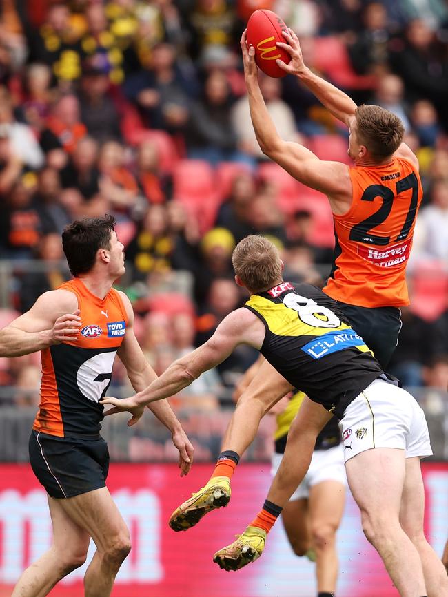 Harry Himmelberg takes a strong mark playing in defence on Sunday. Picture: Mark Kolbe/Getty Images