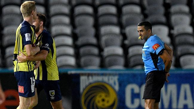 Matt Simon unloads on referee Stephen Lucas after being sent off against Brisbane Roar. Picture: AAP 