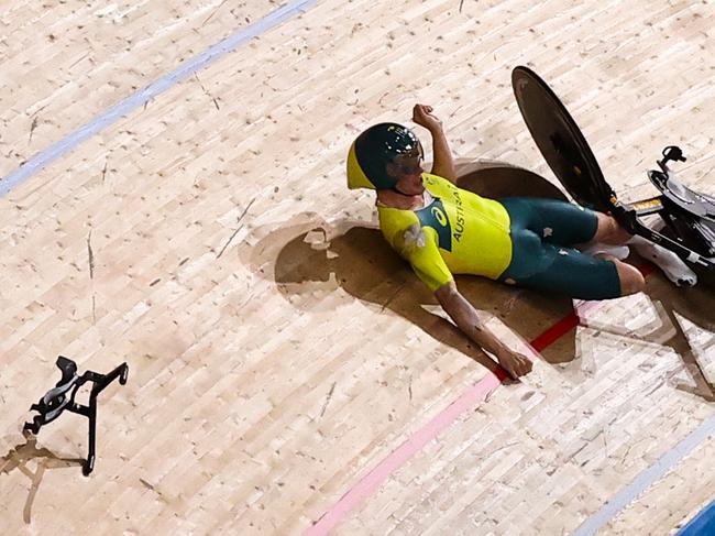 Australia's Alexander Porter falls during the men's team pursuit qualifying cycling track event during the Tokyo Games. Photo: Valery Sharifulin\TASS via Getty Images