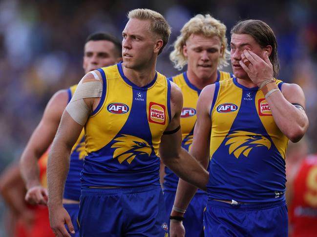 Oscar Allen and Harley Reid walk off at half time. Picture: Paul Kane/Getty Images.