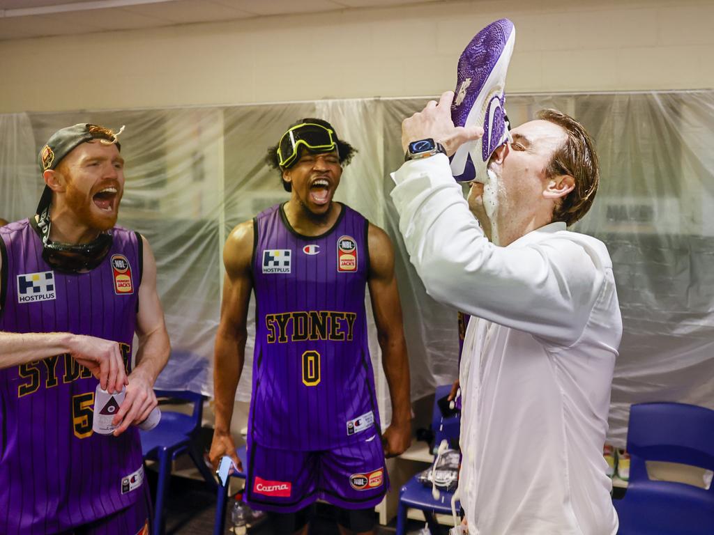 Buford embracing his inner Aussie, much to the delight of Kings Angus Glover and Justin Simon. Picture: Getty Images