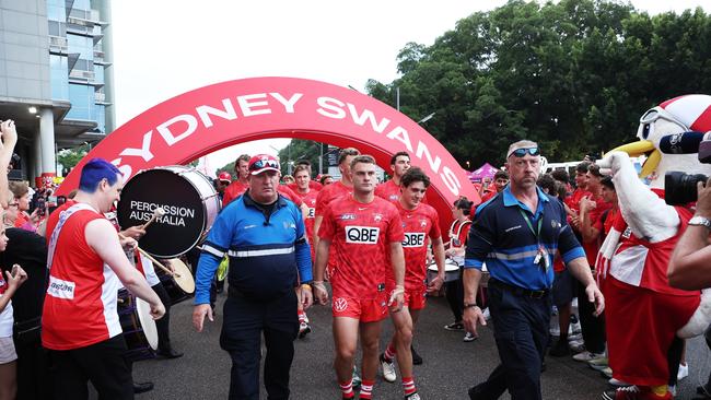 The Swans players walk through a guard of honour outside the SCG before the game. (Photo by Matt King/AFL Photos/Getty Images)