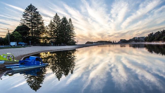 #snapcoast Ryan Leembruggen submits a contender for photo of the day with this of Terrigal Lagoon at sunrise