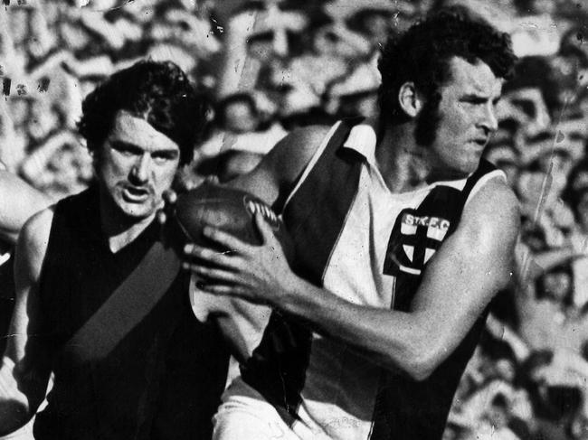 1973. Elimination Final. St Kilda v Essendon. VFL Park. Kevin Neale. Cowboy Neale.Neg: FJ08258