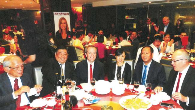 Huang Xiangmo (second from right) seated with Bill Shorten and Luke Foley at a dinner.