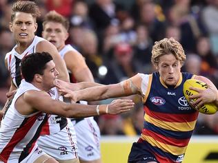 ADELAIDE, AUSTRALIA - JUNE 05: Rory Sloane of the Crows tries to evade a tackle from Leigh Montagna of the Saints during the round 11 AFL match between the Adelaide Crows and the St Kilda Saints at Adelaide Oval on June 5, 2016 in Adelaide, Australia. (Photo by Daniel Kalisz/Getty Images)