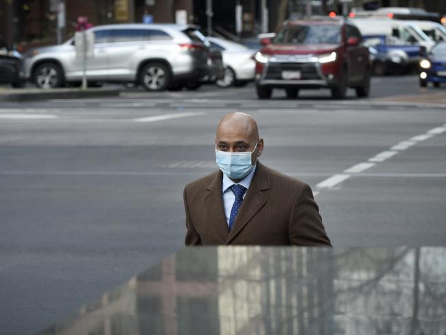 People head to work in the Melbourne CBD. Picture: NCA NewsWire / Andrew Henshaw