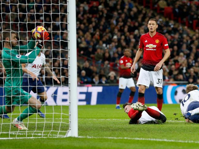 Manchester United's Spanish goalkeeper David de Gea (L) makes a save from a shot by Tottenham Hotspur's English striker Harry Kane (R) during the English Premier League football match between Tottenham Hotspur and Manchester United at Wembley Stadium in London, on January 13, 2019. - Manchester United won 1-0. (Photo by Ian KINGTON / IKIMAGES / AFP) / RESTRICTED TO EDITORIAL USE. No use with unauthorized audio, video, data, fixture lists, club/league logos or 'live' services. Online in-match use limited to 45 images, no video emulation. No use in betting, games or single club/league/player publications.