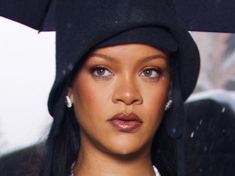 AU_3228105 - New York, NY  -  Rihanna steps out in the rain, proudly debuting her baby bump ahead of the Met Gala.  Pictured: Rihanna  BACKGRID Australia 5 MAY 2025   BYLINE MUST READ: Diggzy / BACKGRID  Phone: + 61 419 847 429 Email:  sarah@backgrid.com.au