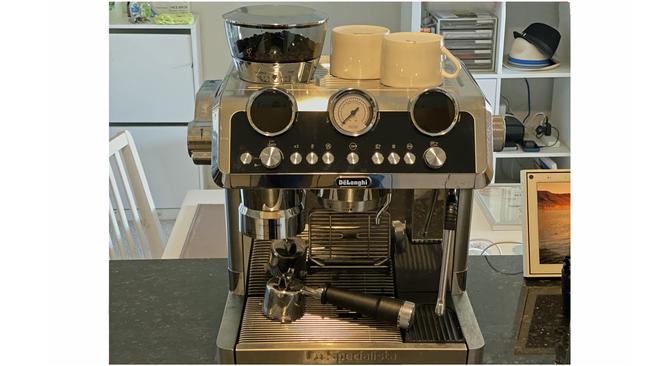 De'Longhi La Specialista Maestro coffee machine. Click on the image to view in full screen.