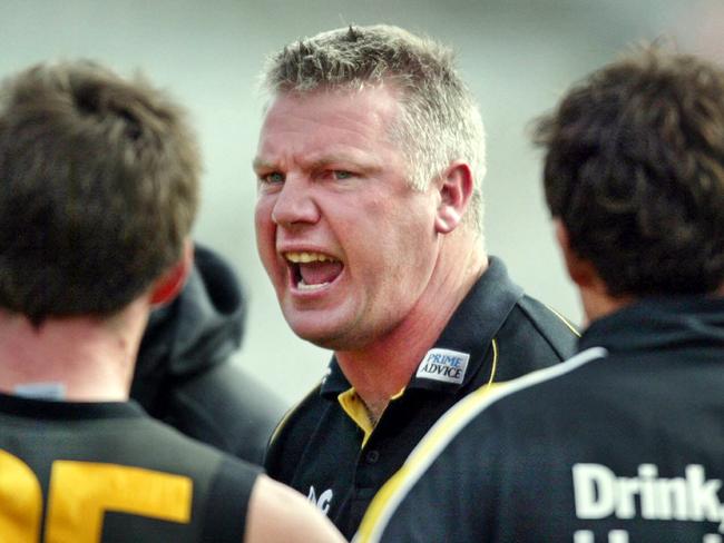 Frawley coaching the Tigers against Hawthorn in 2003.