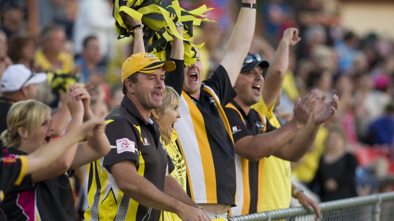 Christine Woolmer (centre) cheers for Gatton. Photo: Kevin Farmer