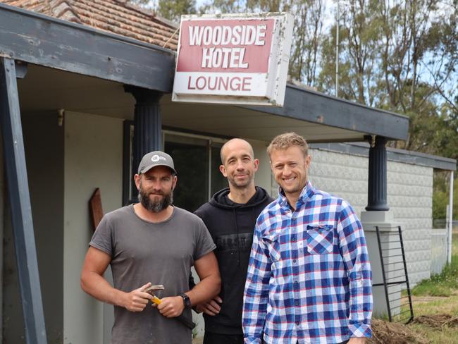 Town and AFL star unite to reopen country pub after fires